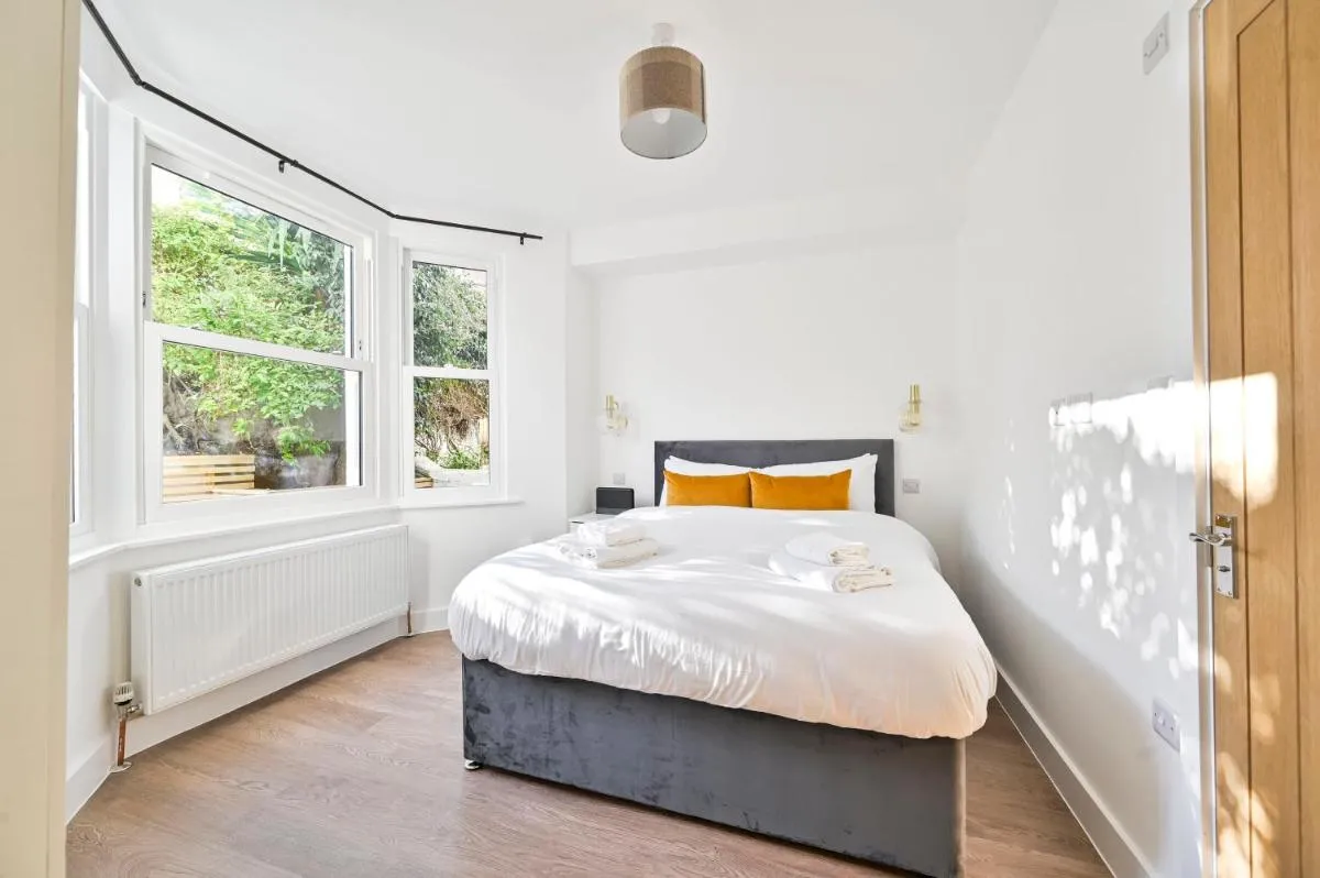 Image 2 of Beautiful 2 bed with en suite, near Tube and Stamford Bridge