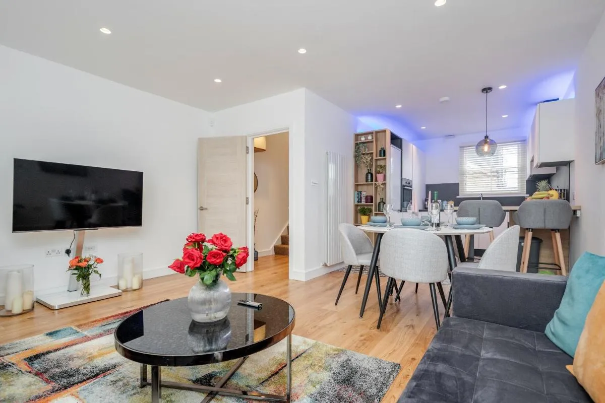 Image 5 of Beautiful 2 bedrooms split level Fulham Apartment