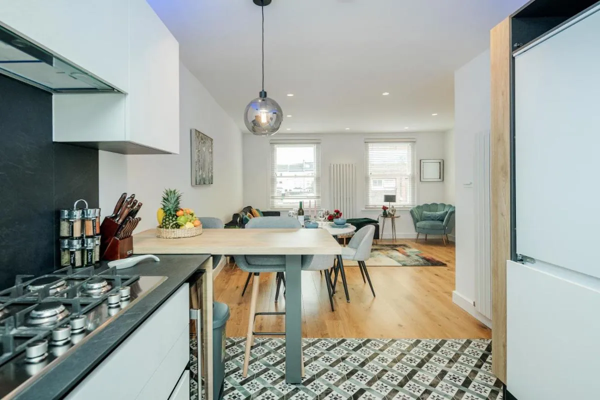 Image 3 of Beautiful 2 bedrooms split level Fulham Apartment