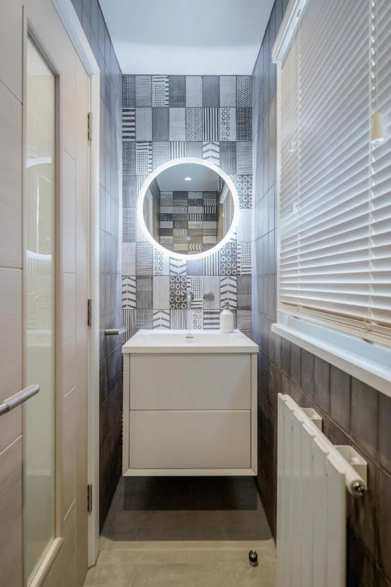 Image 4 of Beautiful 2 bedrooms split level Fulham Apartment