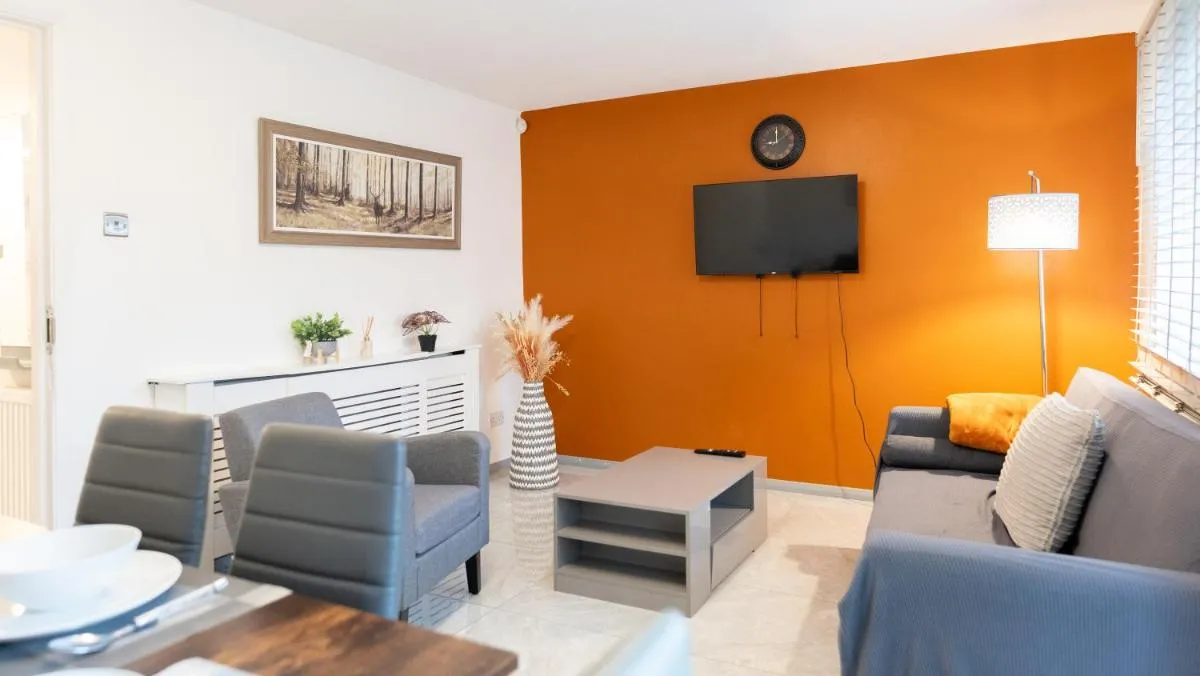 Image 3 of Beautiful 2 large bedroom house in London zone 2