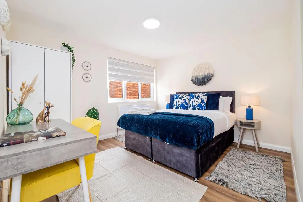 Beautiful 3 Bedrooms-2 Bathrooms 8 Minutes Walk from Hanwell Station, Sleeps 7