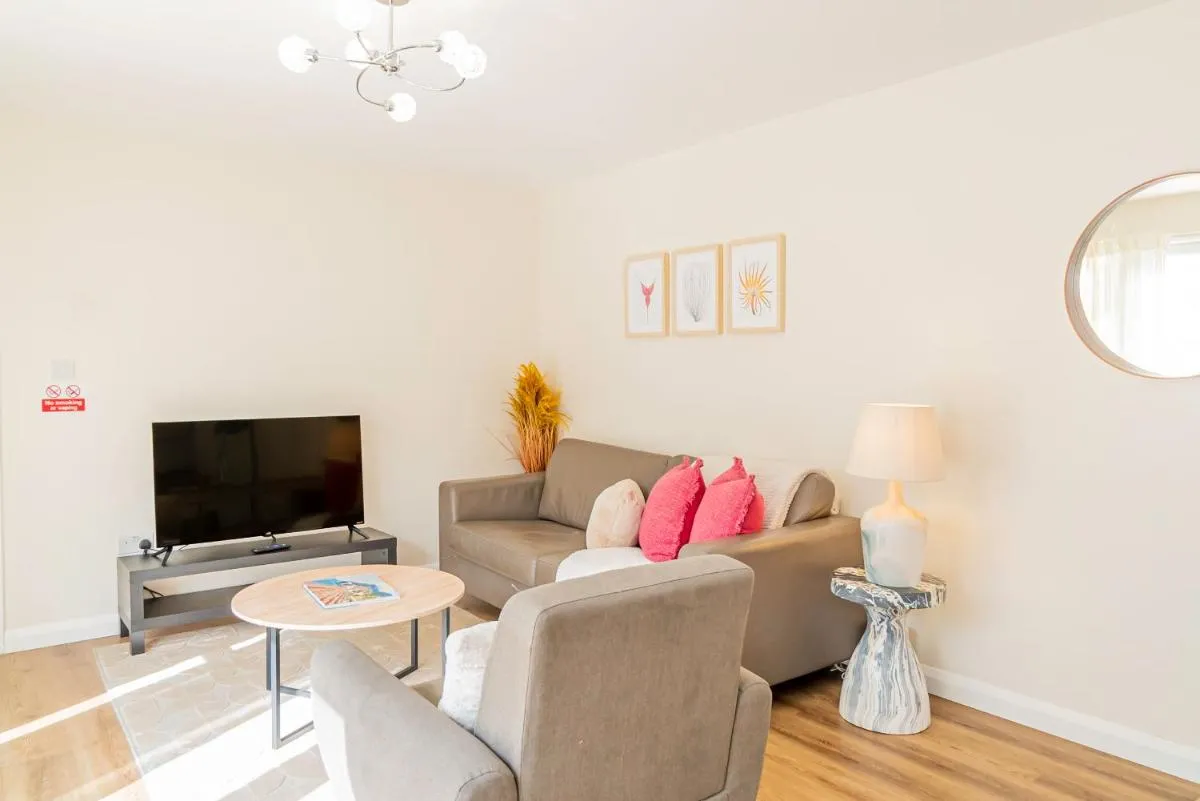 Image 5 of Beautiful 3 Bedrooms-2 Bathrooms 8 Minutes Walk from Hanwell Station, Sleeps 7