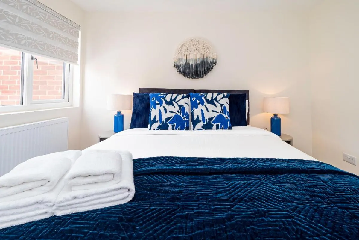 Image 2 of Beautiful 3 Bedrooms-2 Bathrooms 8 Minutes Walk from Hanwell Station, Sleeps 7