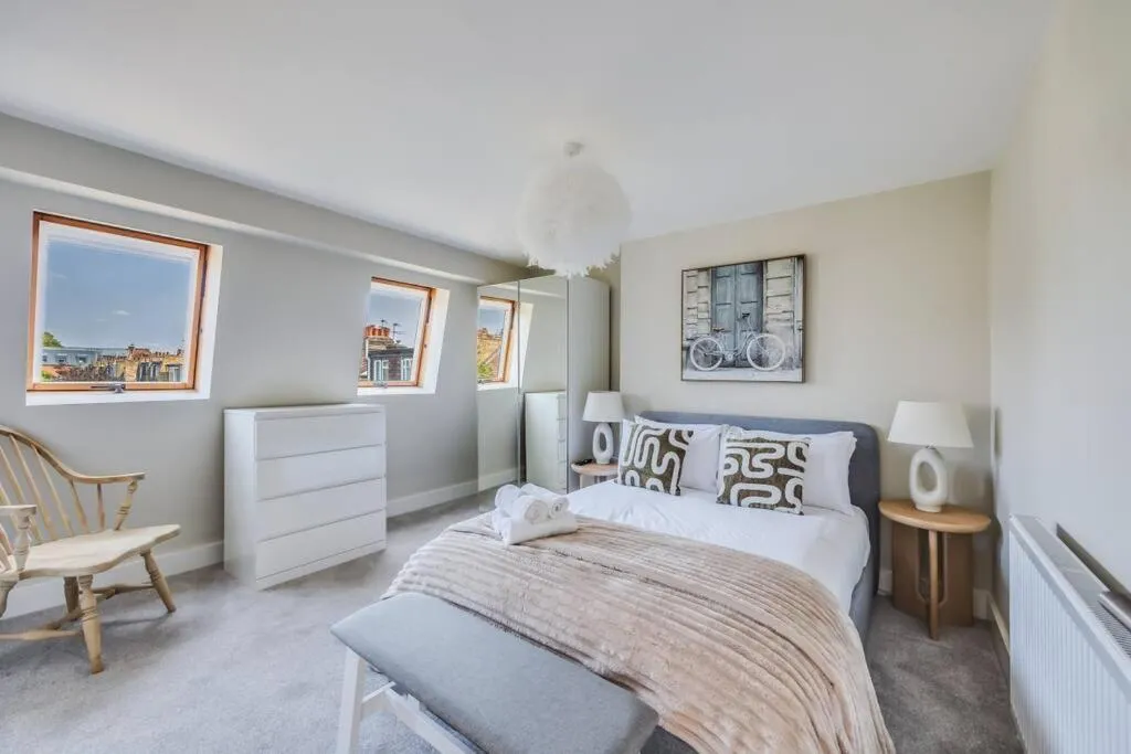 Beautiful 5 Bedroom 4 Bathroom House in W6 by Yoko Property – 10 minute’s to Central London – Free Parking, Fast WiFi, Work Desks and SmartTVs with Disney and Netflix