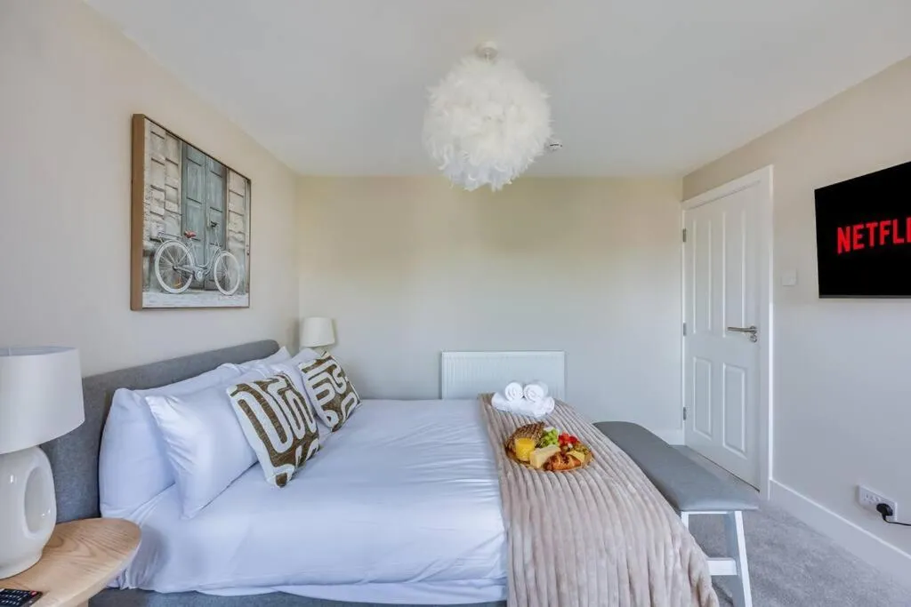 Image 2 of Beautiful 5 Bedroom 4 Bathroom House in W6 by Yoko Property – 10 minute’s to Central London – Free Parking, Fast WiFi, Work Desks and SmartTVs with Disney and Netflix