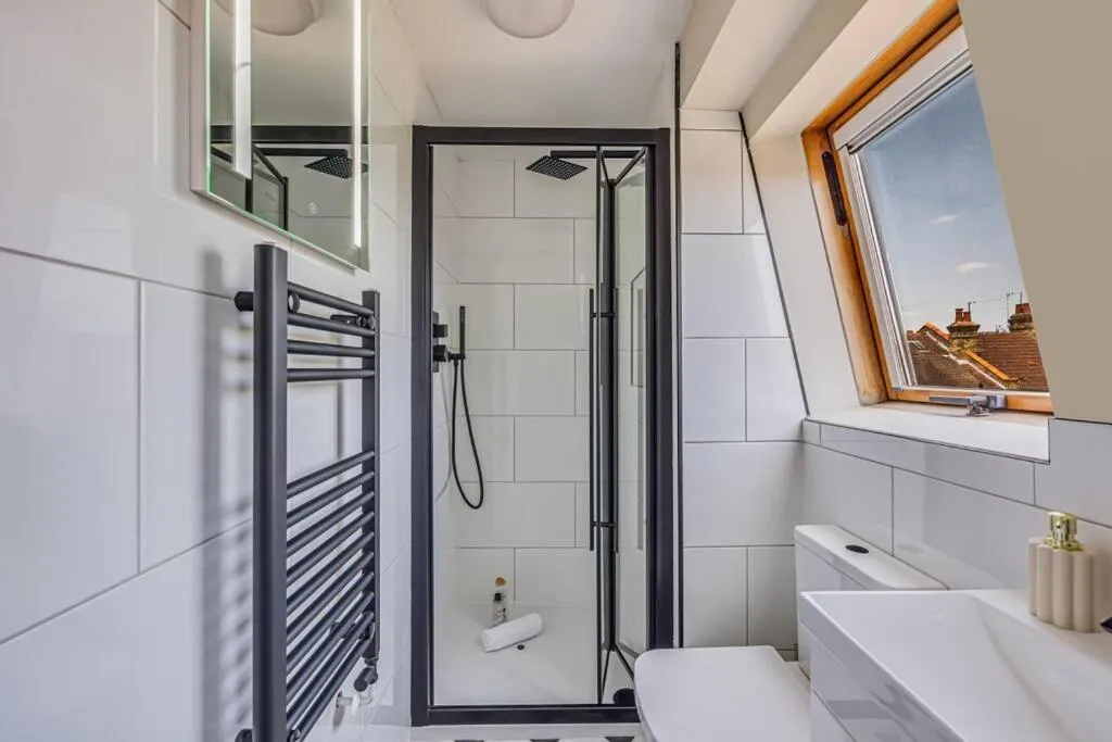 Image 5 of Beautiful 5 Bedroom 4 Bathroom House in W6 by Yoko Property – 10 minute’s to Central London – Free Parking, Fast WiFi, Work Desks and SmartTVs with Disney and Netflix