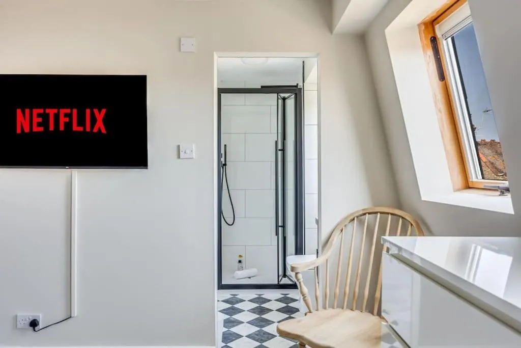 Image 3 of Beautiful 5 Bedroom 4 Bathroom House in W6 by Yoko Property – 10 minute’s to Central London – Free Parking, Fast WiFi, Work Desks and SmartTVs with Disney and Netflix