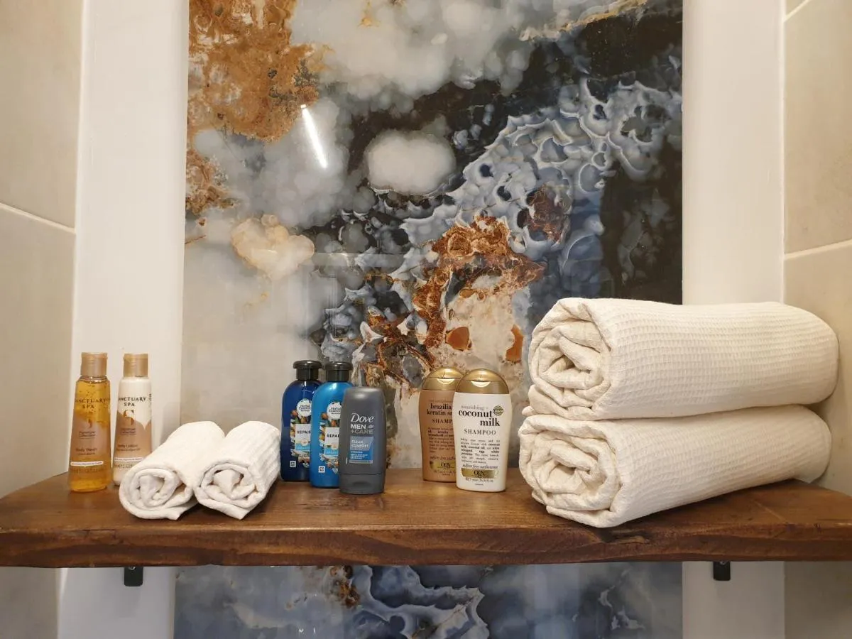 Image 2 of Beautiful Double En-suite Room, separate entrance, Ilford, Central line Gants Hill, free parking