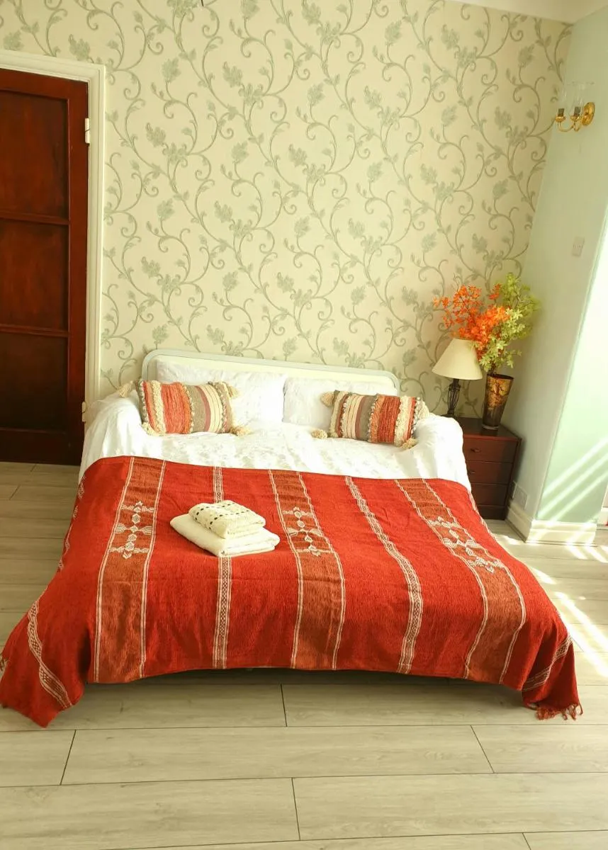 Image 4 of Beautiful Double En-suite Room, separate entrance, Ilford, Central line Gants Hill, free parking