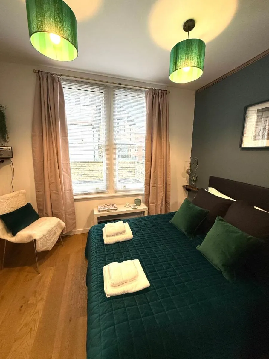 Image 3 of Beautiful En-suite room by Hostara Homes