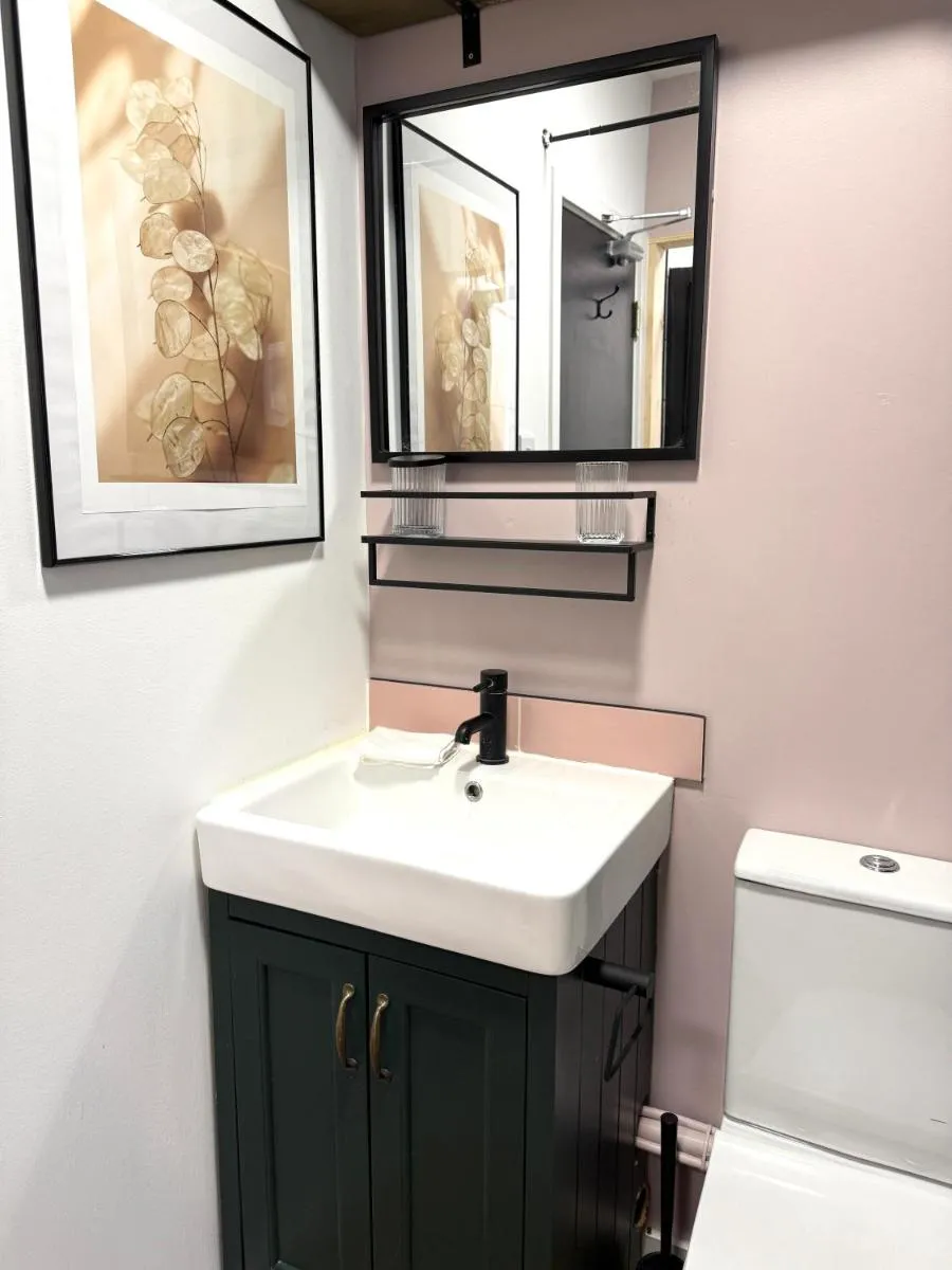 Image 4 of Beautiful En-suite room by Hostara Homes