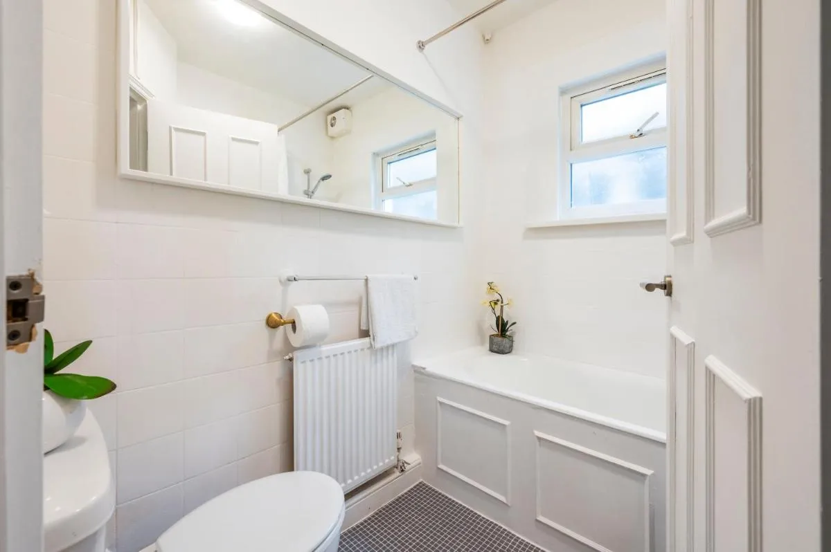 Image 3 of Beautiful Garden Flat near Chelsea