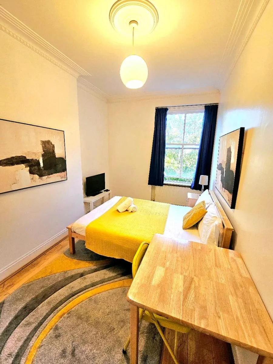 Image 4 of Beautiful Kensington Home with 4 beds, only 3 Minutes walk to Earls Court Station