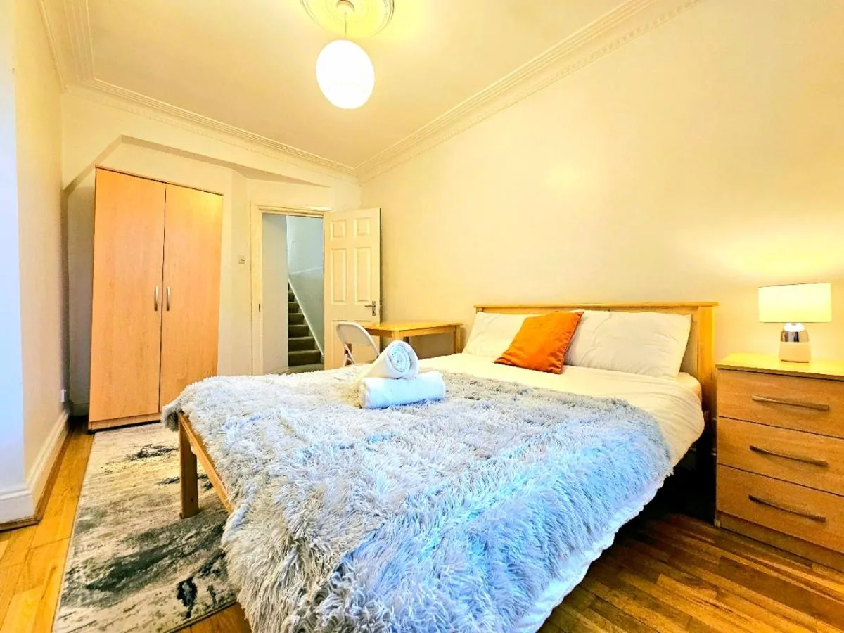 Image 2 of Beautiful Kensington Home with 4 beds, only 3 Minutes walk to Earls Court Station
