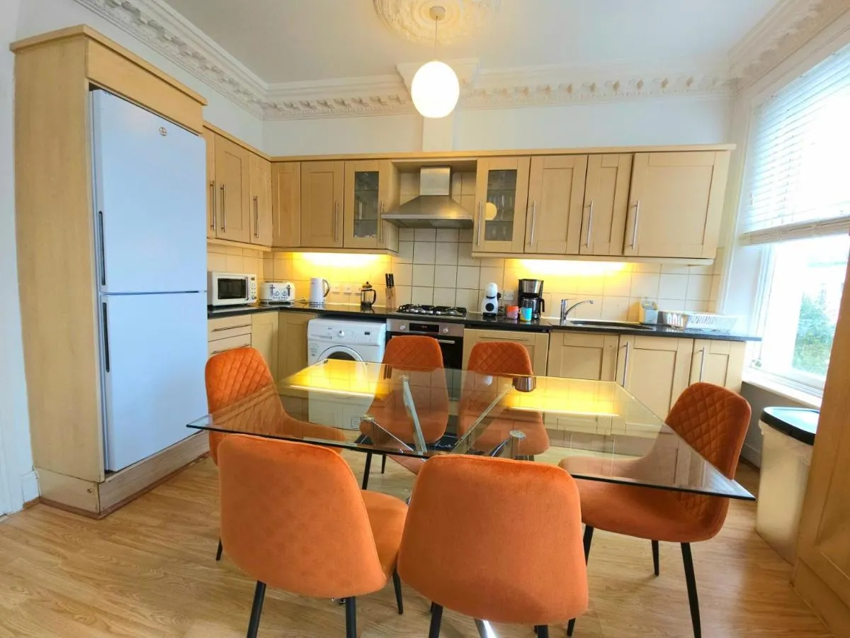 Image 3 of Beautiful Kensington Home with 4 beds, only 3 Minutes walk to Earls Court Station