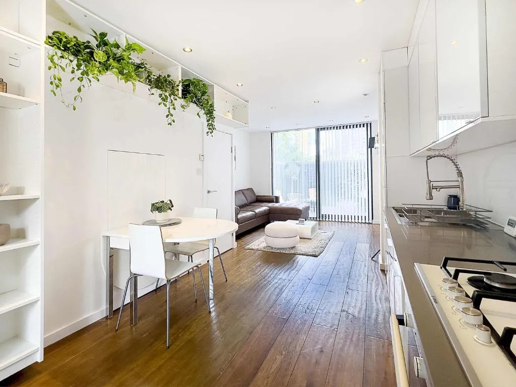 Image 1 of Beautiful London Townhouse – 5 mins from Queens Road Station