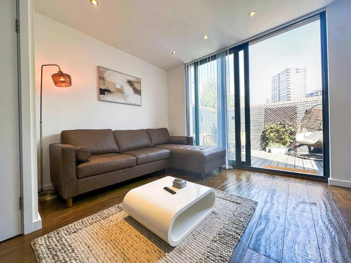 Image 3 of Beautiful London Townhouse – 5 mins from Queens Road Station