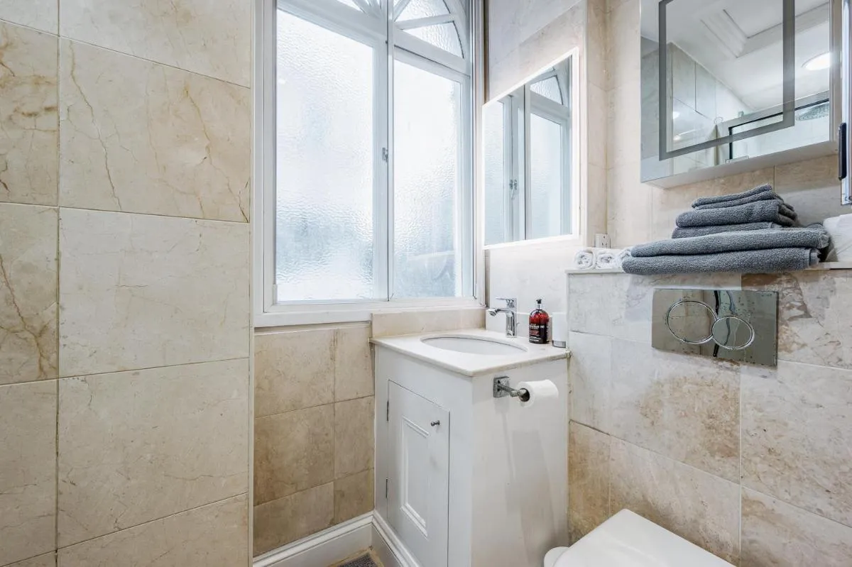 Image 3 of Beautiful One Bedroom Flat in Knightsbridge