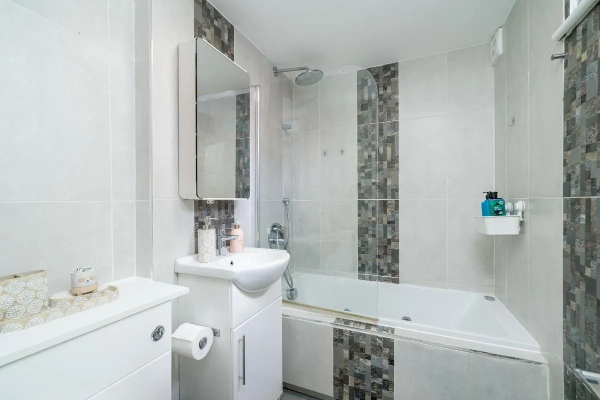 Image 3 of Beautiful & Serene Flat in the Heart of London