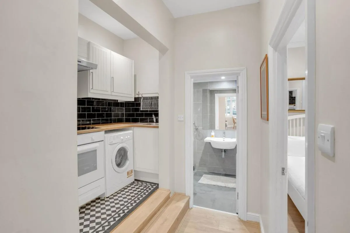 Image 4 of Beautiful apartment ac up to six,12 min by tube from Oxford street,AC