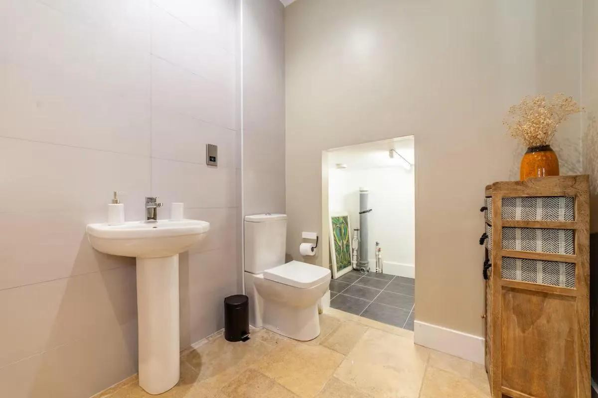 Image 3 of Beautiful light filled apartment in London