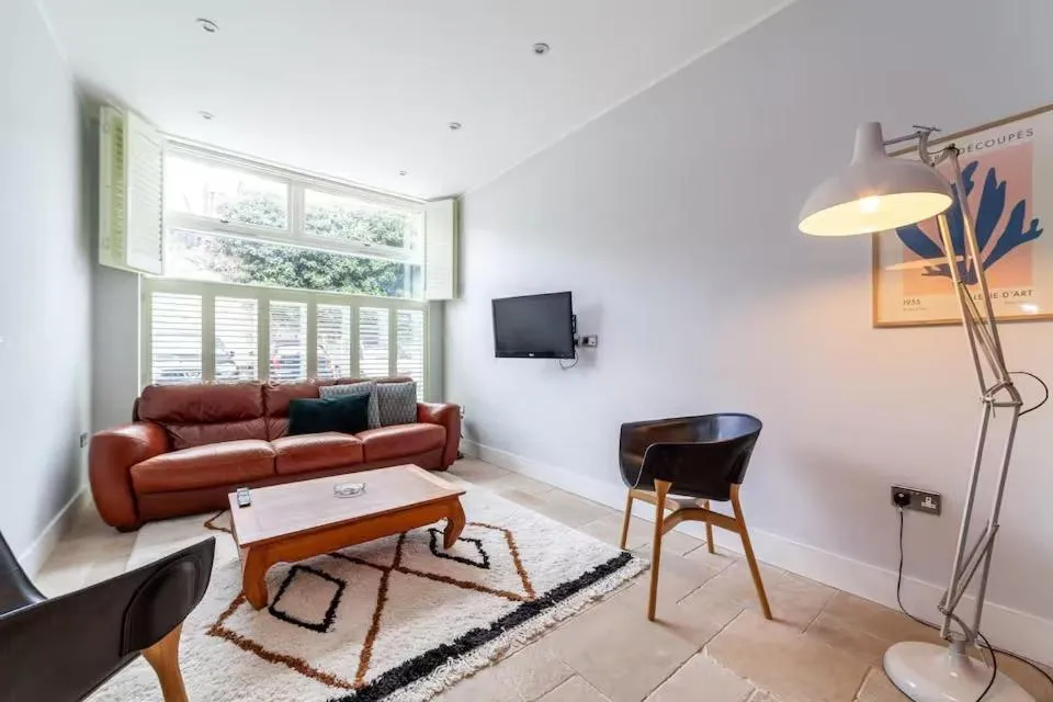 Image 5 of Beautiful light filled apartment in London