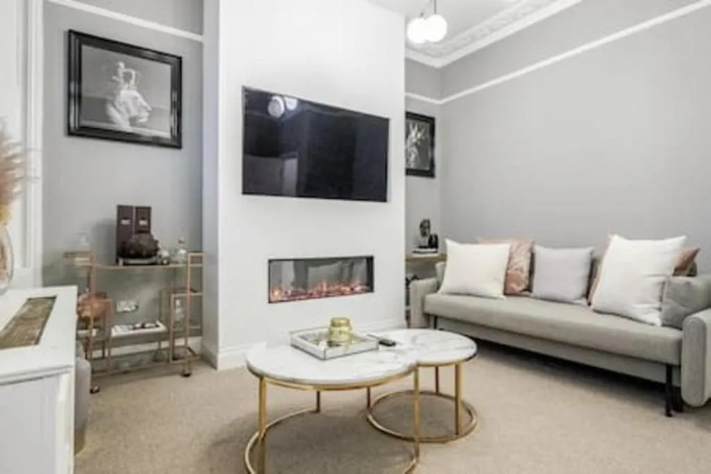 Image 1 of Beautiful refurbished 2bed2bath next to Hyde Park