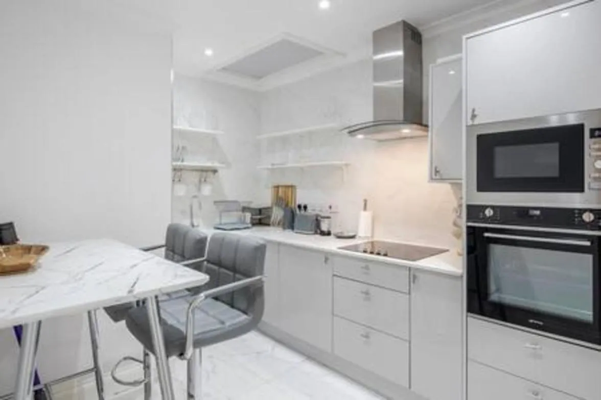 Image 4 of Beautiful refurbished 2bed2bath next to Hyde Park