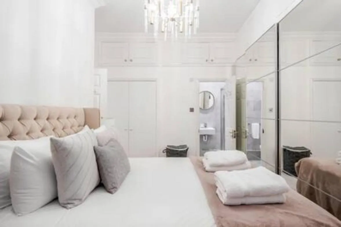 Image 3 of Beautiful refurbished 2bed2bath next to Hyde Park