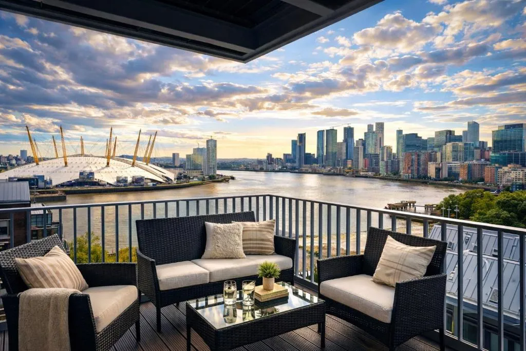 Beautiful view to Canary Wharf , O2 arena , near by London Excel 3-beds