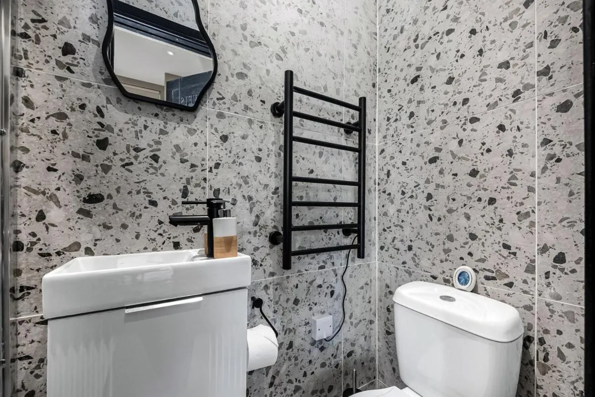 Image 3 of Beautifully Designed Studio with Communal Full Kitchen – Full Access