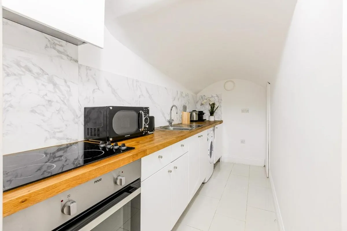 Image 4 of Beautifully Refurbished Studio, Central Location