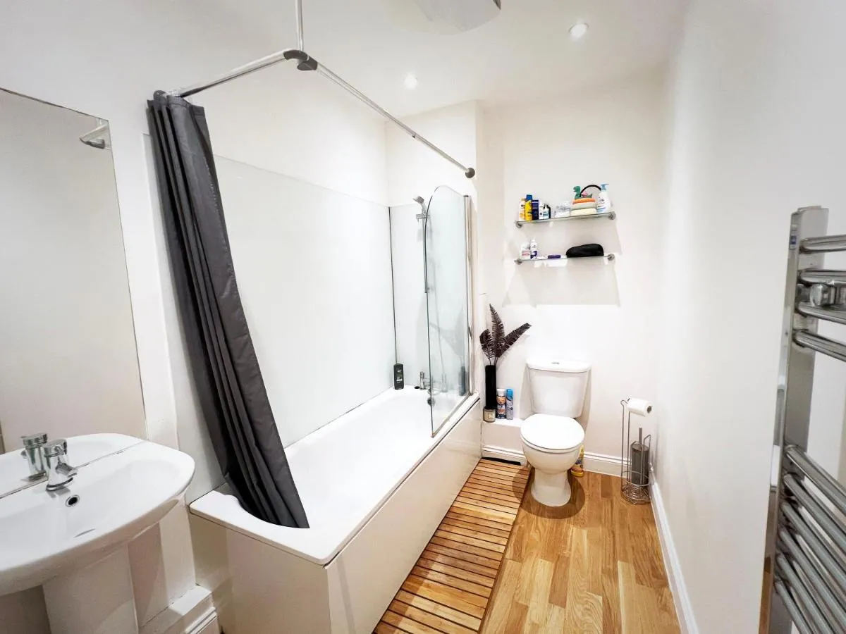 Image 4 of Bedroom 2, Queens Road