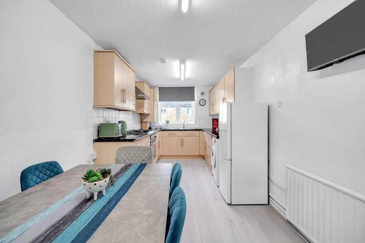 Image 4 of Bella Homes-Spacious 4 bedroom Modern Town house Romford
