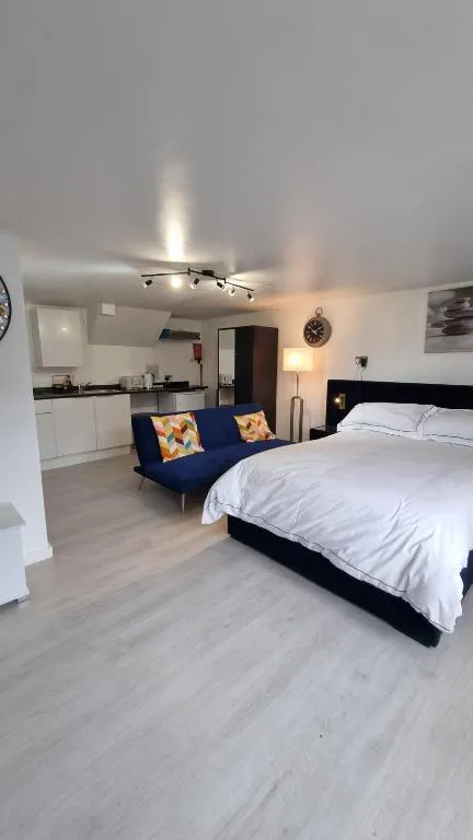 Image 1 of Benzer Apartments