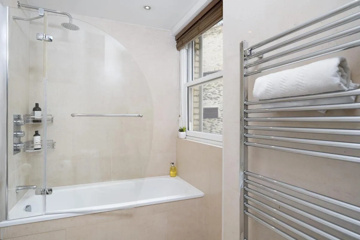 Image 3 of Best Location 2 Bedr, 3 Beds, Covent Grdn, China Town