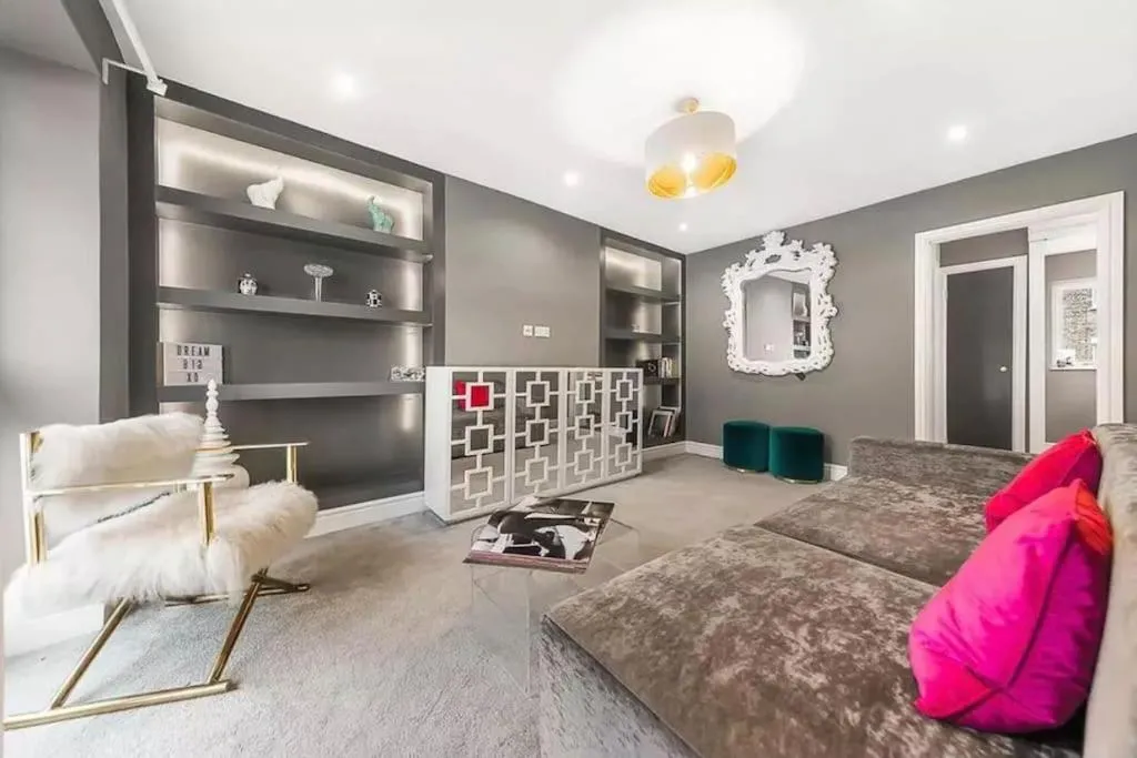 Image 5 of Best Location In London – Kings Road 3-Bed Home with Terrace, AC & Netflix