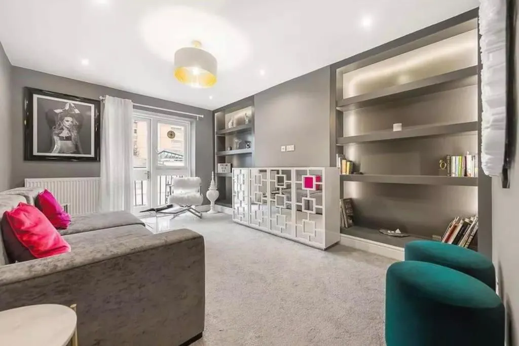Image 4 of Best Location In London – Kings Road 3-Bed Home with Terrace, AC & Netflix