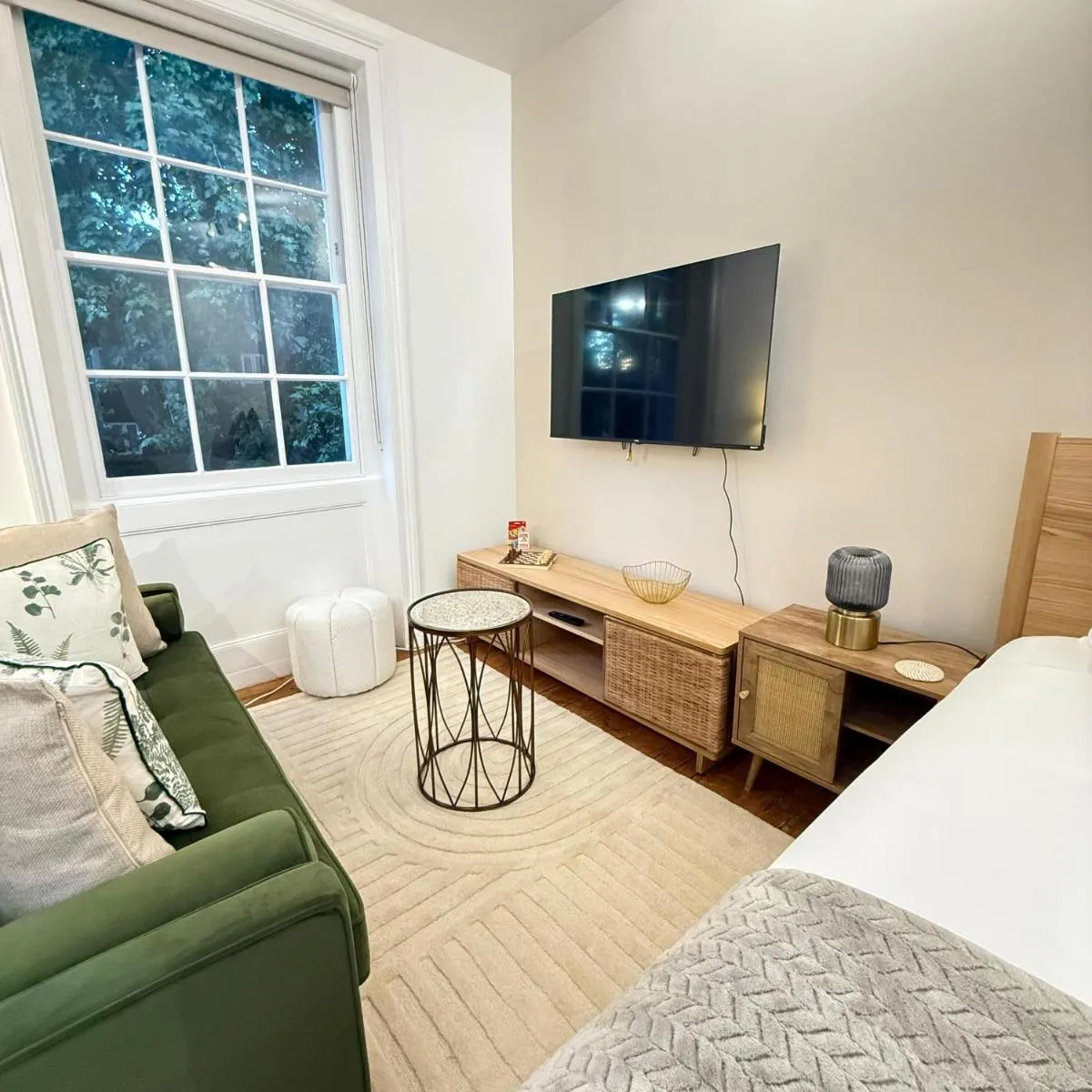 Image 4 of Bloomsbury studio apartments
