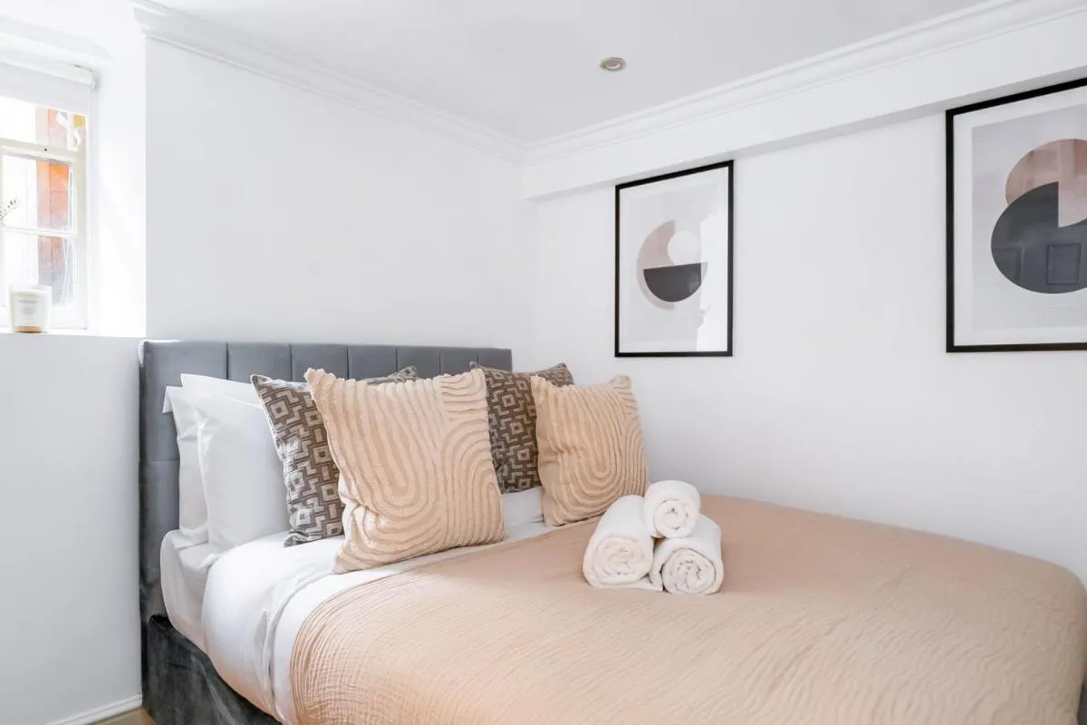 Image 3 of BnBNova – 2BR with Patio – Vauxhall & Waterloo