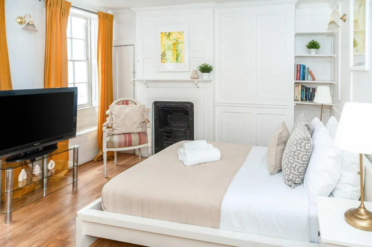 Image 3 of BnBNova – 3BR – Fitzrovia & St Annes Gardens