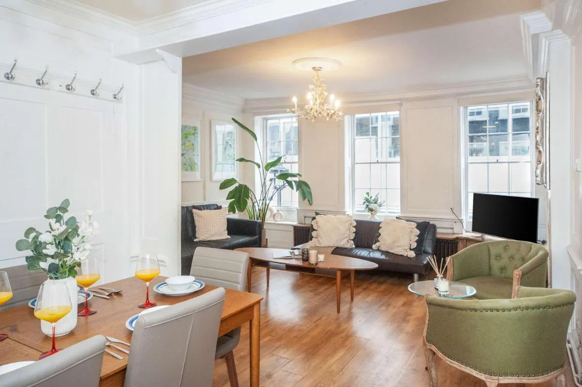 Image 4 of BnBNova – 3BR – Fitzrovia & St Annes Gardens