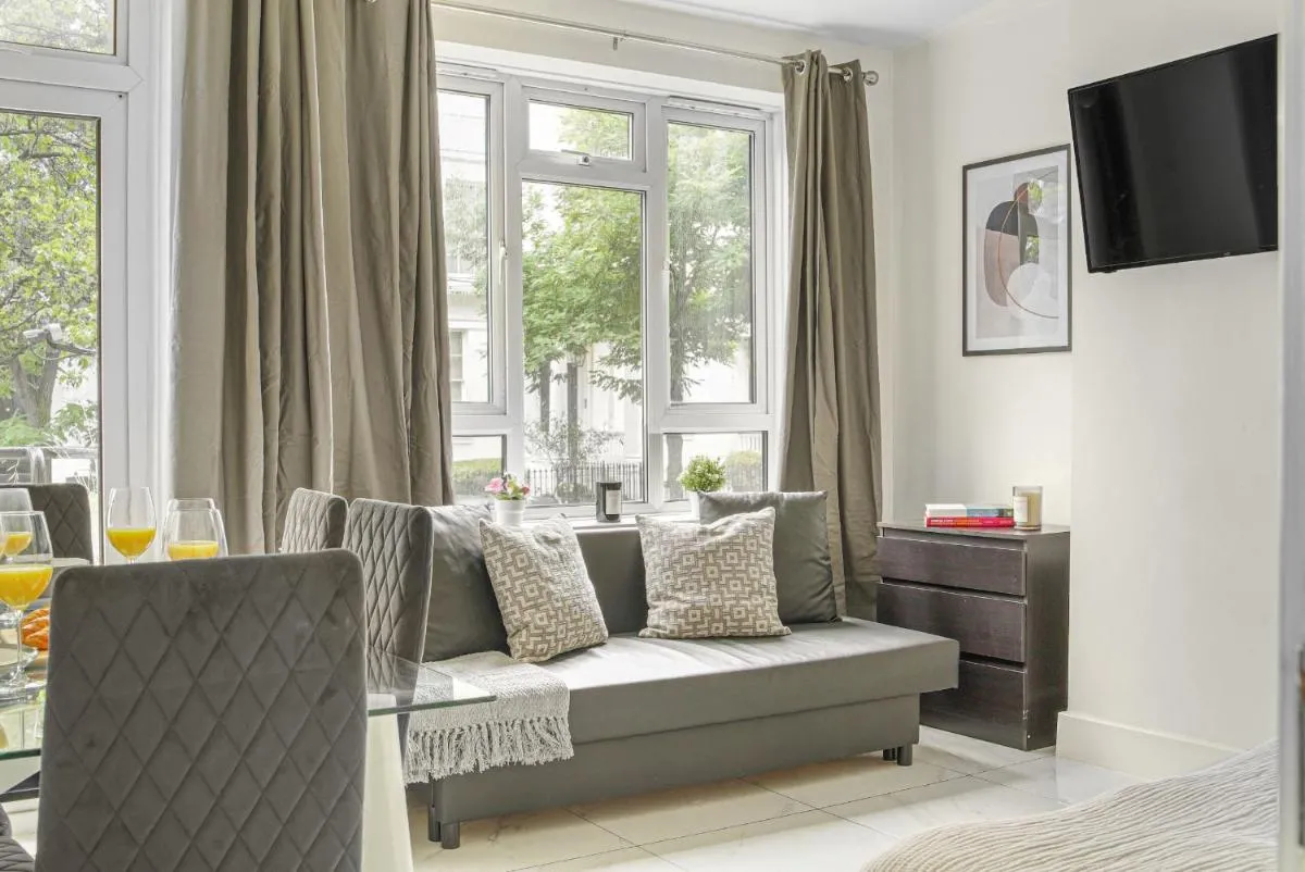 Image 3 of BnBNova – Paddington – 3BR with Balcony