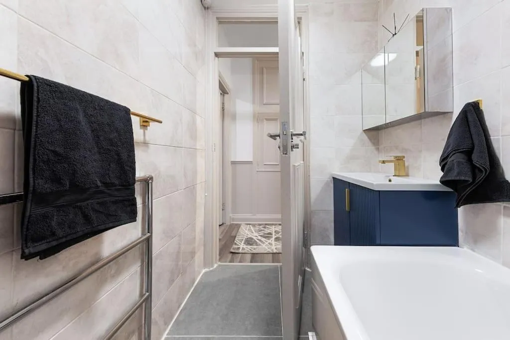 Image 3 of Brand New 3 Bedroom flat in Central London