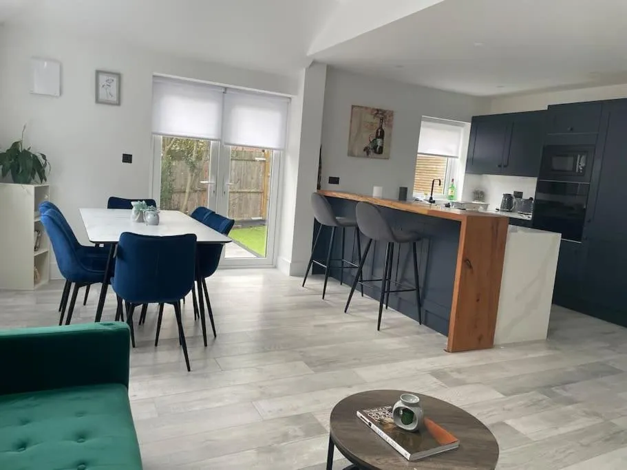 Brand New Big House with garden and free parking