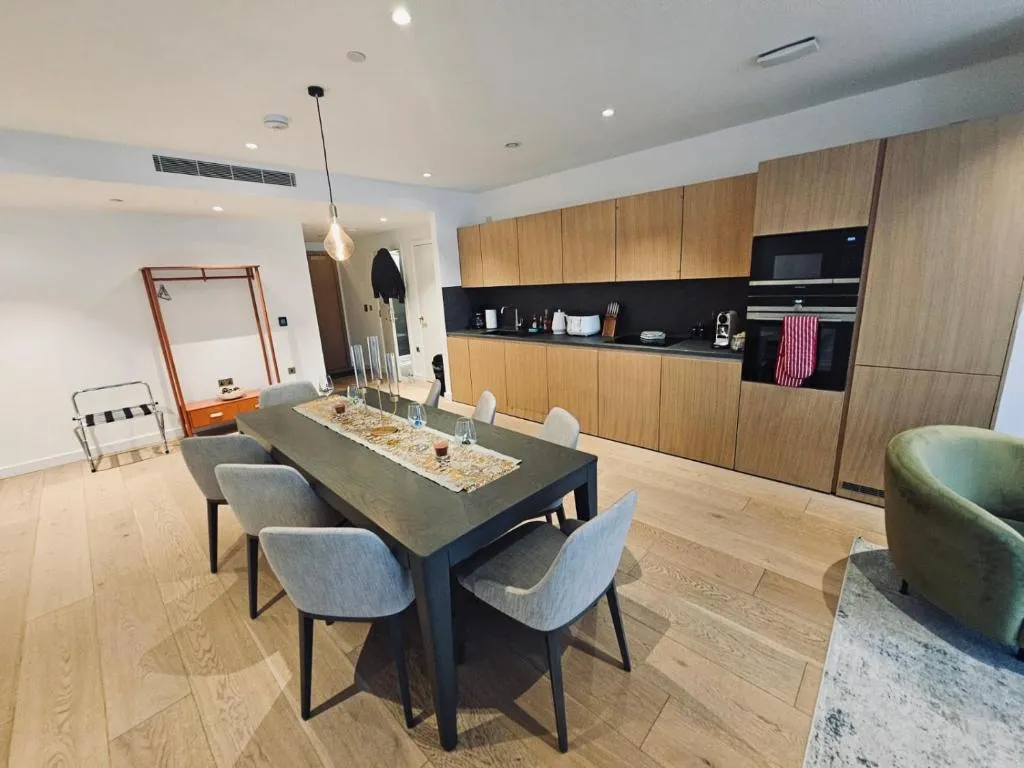 Image 1 of Breathtaking 3 bed hotel style apt, Kings Cross