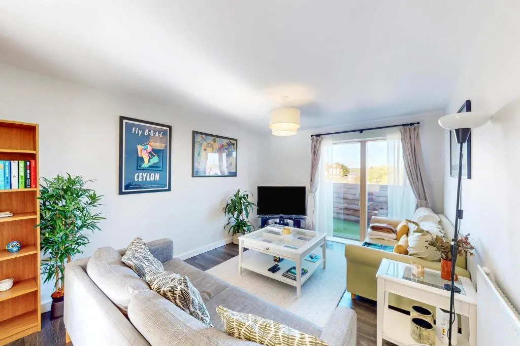 Image 1 of Bright 1-Bed Islington Flat with Balcony & Workspace Near Caledonian Road Tube Station