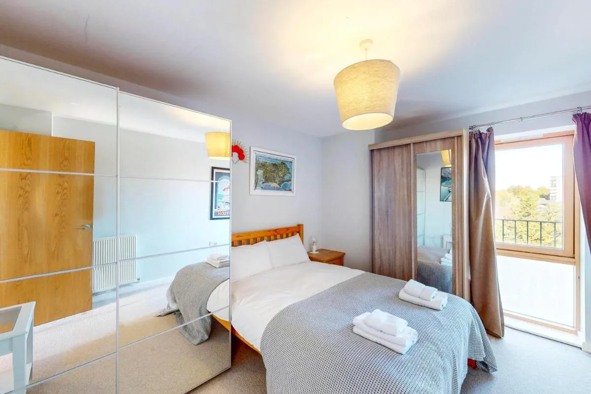 Image 2 of Bright 1-Bed Islington Flat with Balcony & Workspace Near Caledonian Road Tube Station