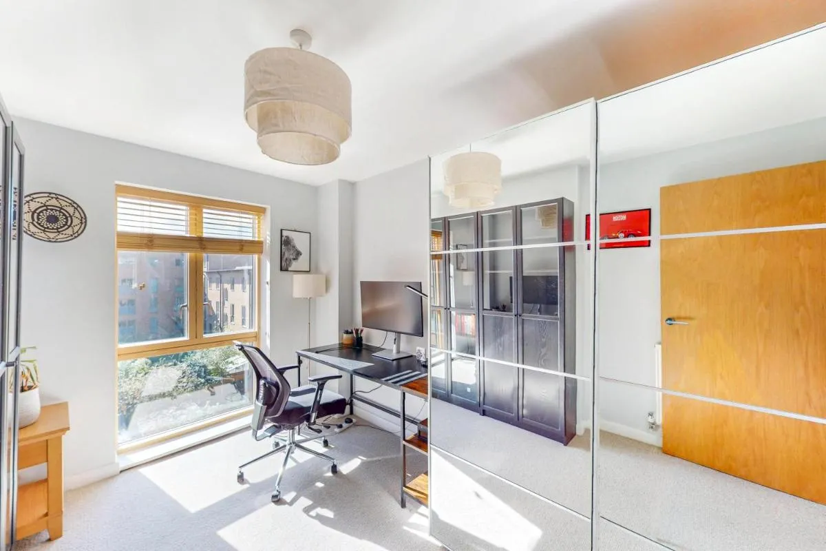 Image 4 of Bright 1-Bed Islington Flat with Balcony & Workspace Near Caledonian Road Tube Station